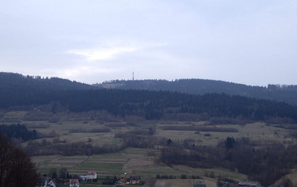 Rozpoczynamy kilkudniowy pobyt w Beskidzie Wyspowy, jednak po drodze odwiedzamy dwa szczyty w Beskidzie Makowskim. Jeden szczyt to Koskowa Góra, widoczna z wieżą.