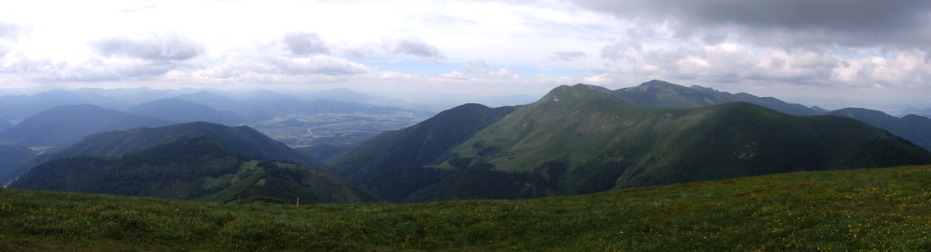 Panorama ze Stoha na południowy - zachód. Najwyższy punkt to Velky Kryvań.