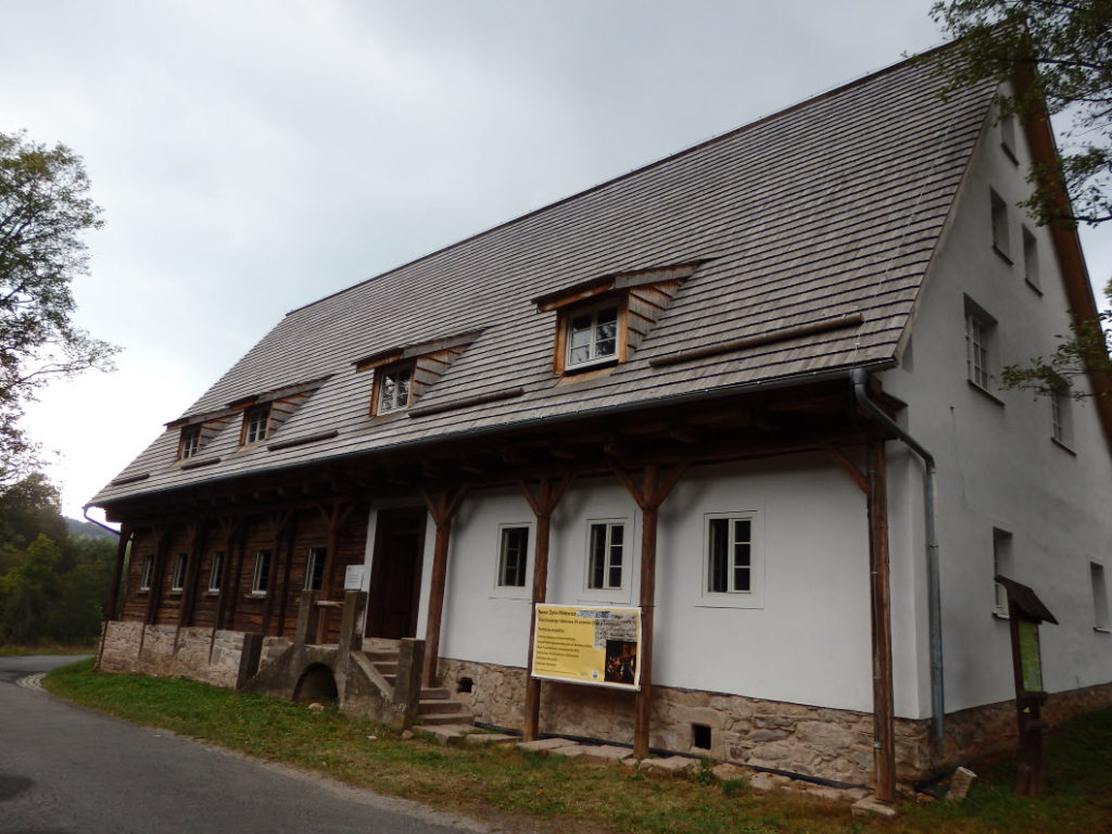 Karczma sadowa z XVIII w, tzw. "dom przysłupowy" w Uniemyślu.